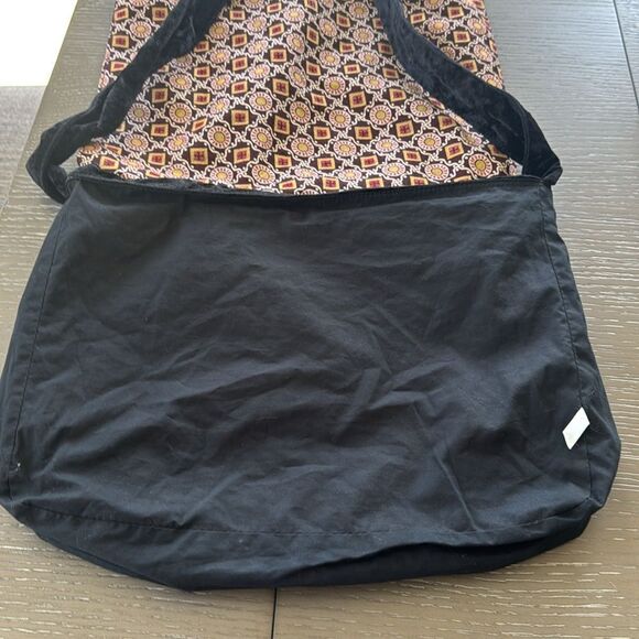 Patterned & Black Messenger Shoulder Bag Crossbody Flap Over Closure Casual EUC - Picture 4 of 13